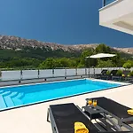 Supernus With Heated Pool فيلة