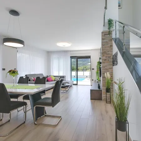 Supernus With Heated Pool Villa *