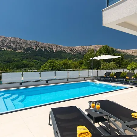 Supernus With Heated Pool Villa