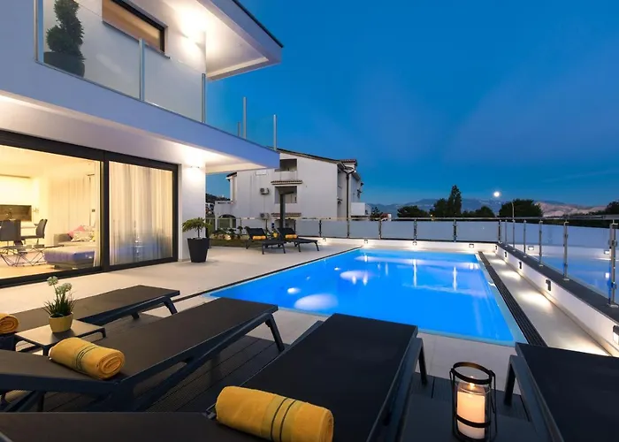 Supernus With Heated Pool Βίλα Baška