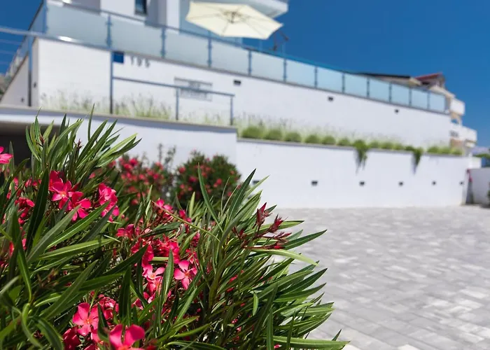 Supernus With Heated Pool Вилла